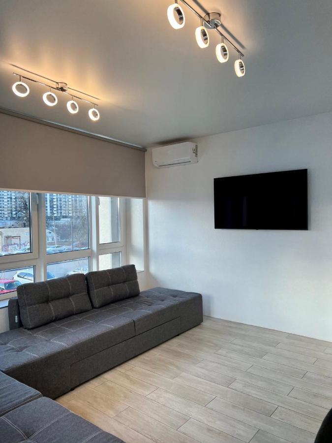New 3 Near The Metro Station Apartment Kyiv